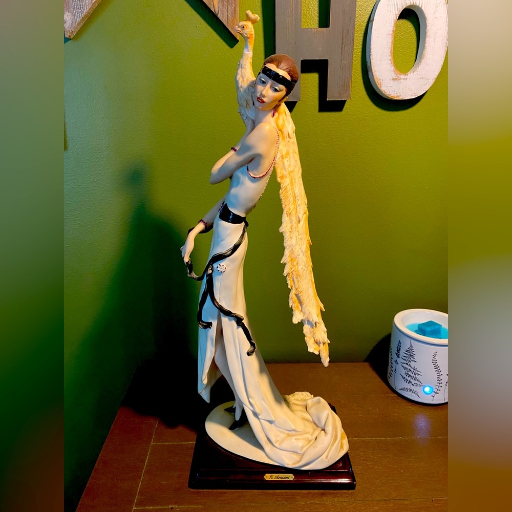 Giuseppe Armani Figurine “LADY WITH PEACOCK”